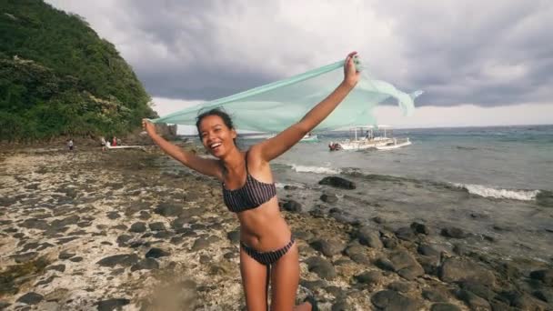 Mujer feliz e independiente disfrutando de unas vacaciones en una isla tropical . — Vídeos de Stock