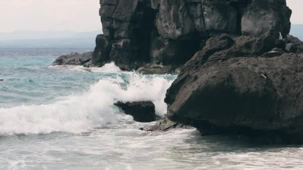 Fale uderzające o gigantyczną formację skał w oceanie. — Wideo stockowe