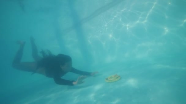 Scared woman taking snake from pool bottom underwater and throwing it in camera. — Stock Video