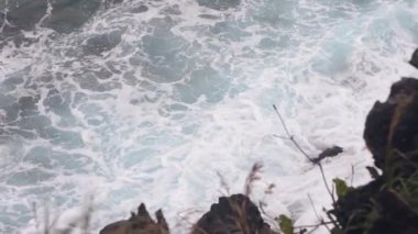 Sörf dalgaları kayalık kıyılarda kırılıp deniz köpükleri oluşturur..
