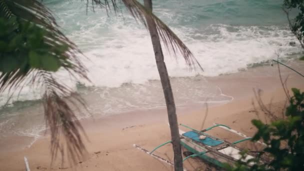 Vista superior da praia de areia branca tropical com ondas fortes . — Vídeo de Stock
