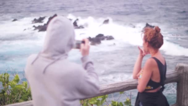 Mujer feliz posar para una foto en un punto de vista con vistas al mar . — Vídeo de stock