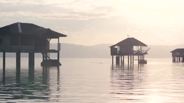Prachtig uitzicht op bungalowhuizen in de zee. Tropische reisbestemming — Stockvideo