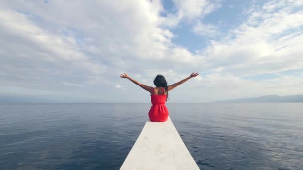 Mujer joven e independiente disfrutando de la libertad navegando en barco en vacaciones . — Vídeo de stock