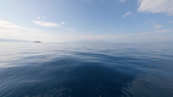 Una vista desde el barco de vela pintoresco paisaje marino, tranquilo océano azul con la navegación en barco — Vídeo de stock