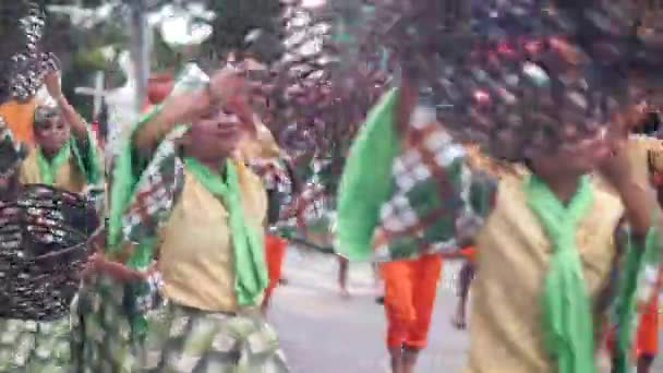 Dumaguete City, Φιλιππίνες 10-18-2019: Χορευτές φεστιβάλ που χορεύουν στο δρόμο. — Αρχείο Βίντεο