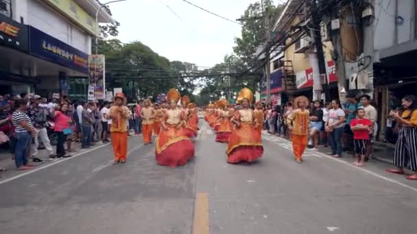 Dumaguete City, Philippines 10-18-2019: Культурні танцюристи виступають на вулиці. — стокове відео