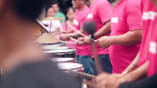 Dumaguete city, philippinen 18-10-2019: trommlerband spielt festmusik. — Stockvideo