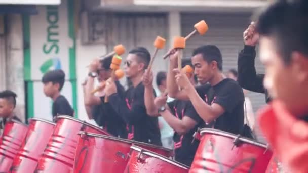 Dumaguete City, Philippines 10-18-2019: Drummer band playing at street parade. — Stockvideo