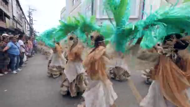Dumaguete City, Philippines 10-18-2019: Фестивальный танец на улице . — стоковое видео