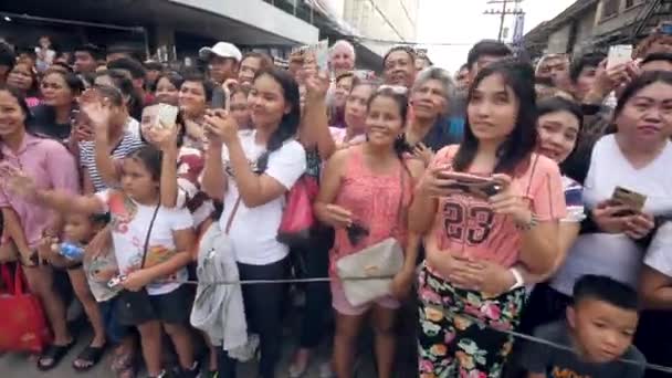 Dumaguete City, Philippines 10-18-2019: Натовп людей на вулиці на фестивалі — стокове відео