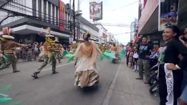 Dumaguete City, Filipinas 18-10-2019: Desfile de baile cultural callejero . — Vídeo de stock