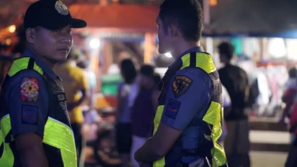 Dumaguete City, Philippinen 18.10.2019: Polizisten sichern auf dem Nachtmarkt — Stockvideo