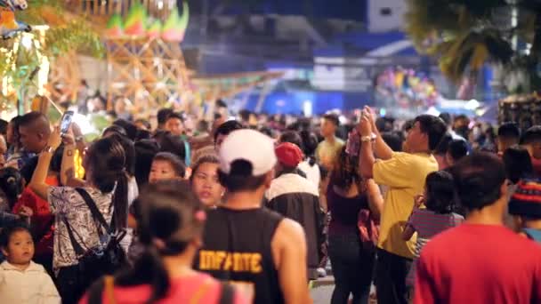 Dumaguete City, Philippines 10-18-2019: Crowd of people enjoying night acitvity — ストック動画