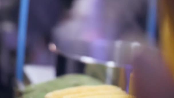 Zblízka záběr sladké kukuřice prodávané na ulici Filipín. — Stock video