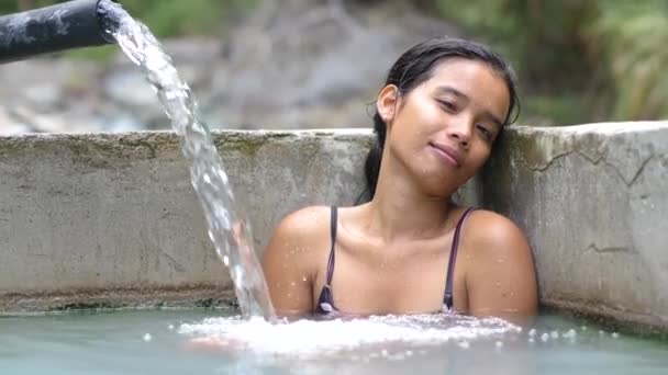 Молодая женщина снимает стресс в естественной горячей весной на выходных . — стоковое видео