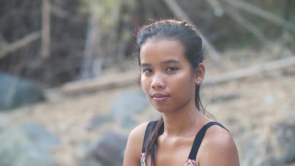 Портрет красивой азиатской девушки с коричневой кожей . — стоковое видео