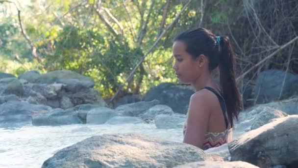 Pretty Asian woman bathing in a natural hotspring in the forest. — Stock Video