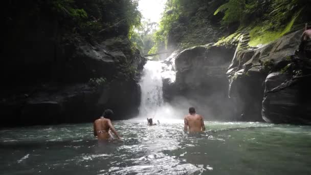 수컷 과 암컷 관광객들 이 폭포에서 목욕을 하며 민물을 즐긴다. — 비디오