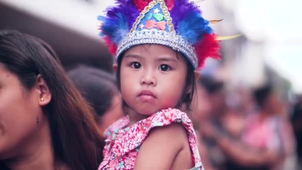 フィリピン、ドゥマゲテ市10-18-2019:カラフルなフェスティバルクラウンの子供. — ストック動画