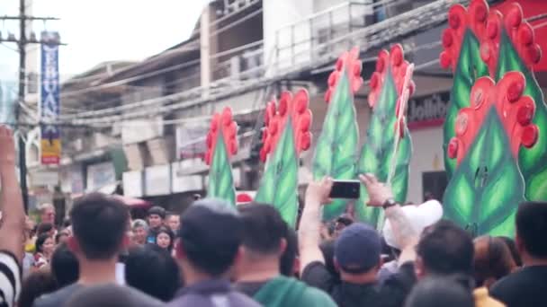 Dumaguete City, Filipijnen 10-18-2019: Mensen kijken naar culturele dansparade. — Stockvideo