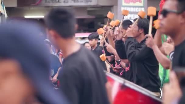 Dumaguete City, Philippinen 18.10.2019: Fesitval-Trommler während der Straßenparade. — Stockvideo