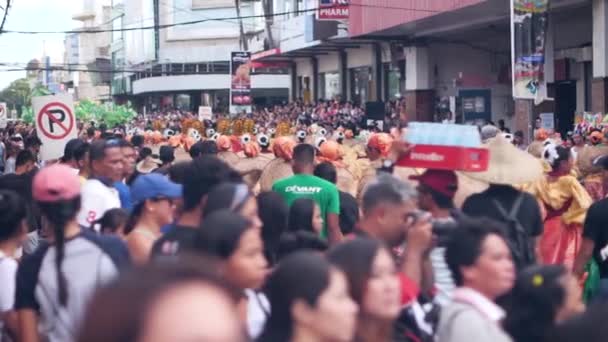 フィリピン・ドゥマゲテ市2019年10月18日〜 19日:路上で文化的なダンスを見る人々 — ストック動画