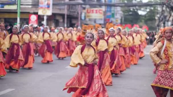 Dumaguete Şehri, Filipinler 10-18-2019: Sokaklarda dans eden kültür dansçıları. — Stok video