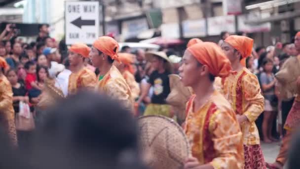 Dumaguete City, Fülöp-szigetek 10-18-2019: Festitval táncosok csoportja az utcán. — Stock videók