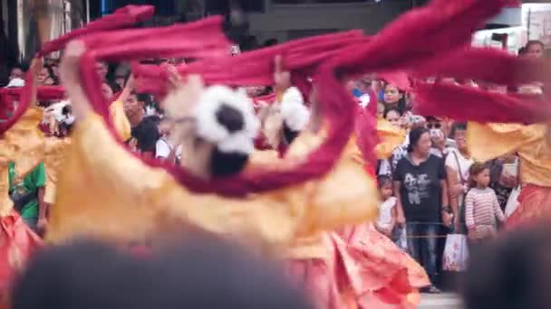 Dumaguete Şehri, Filipinler 10-18-2019: Renkli kostümlü festival dansçıları. — Stok video