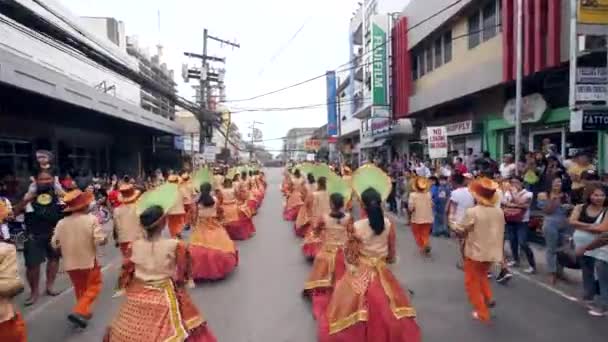 Dumaguete City, Philippines 10-18-2019: Культурні танцюристи в яскравих костюмах. — стокове відео