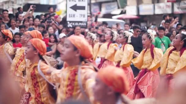 Dumaguete City, Filipinas 10-18-2019: Bailarines de festivales en la calle — Vídeo de stock