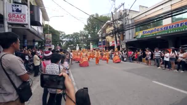 Dumaguete City, Philippines 10-18-2019: Азійські культурологічні танцюристи танцюють на вулиці. — стокове відео