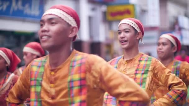 Dumaguete City, Filipiny 10-18-2019: Tancerze kulturalni w kostiumach festiwalowych. — Wideo stockowe
