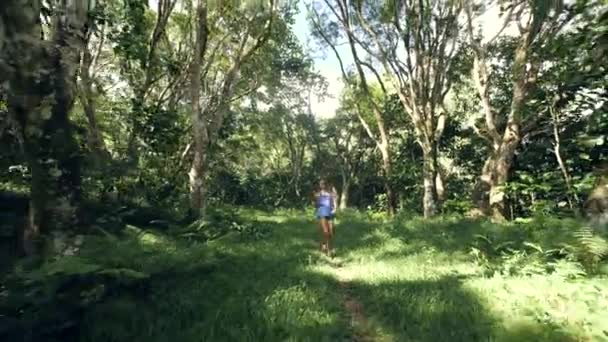 Mladá dívka tanec whlile chůze v exotickém lese v létě. — Stock video