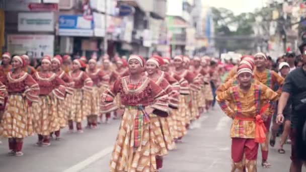 Dumaguete City, Fülöp-szigetek 10-18-2019: Fiatal gyerekek táncolnak kulturális tánc. — Stock videók