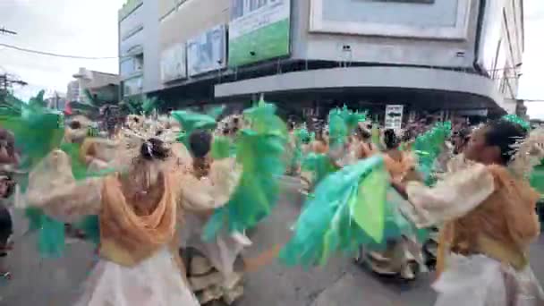 Dumaguete City, Fülöp-szigetek 10-18-2019: Kulturális táncot játszó fesztiváltáncosok. — Stock videók