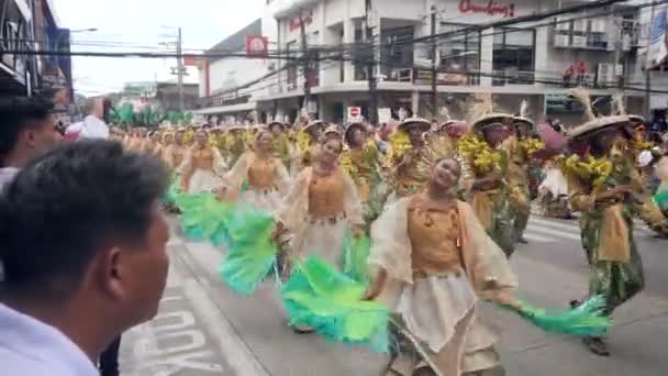 Dumaguete City, Fülöp-szigetek 10-18-2019: Vidám fiatal kulturális táncosok. — Stock videók
