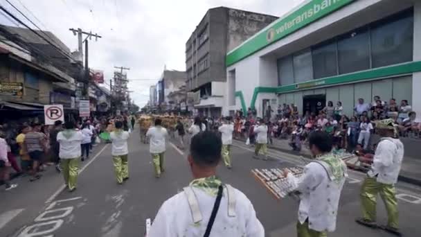 Dumaguete City, Fülöp-szigetek 10-18-2019: Zenészek felvonulása az utcán. — Stock videók