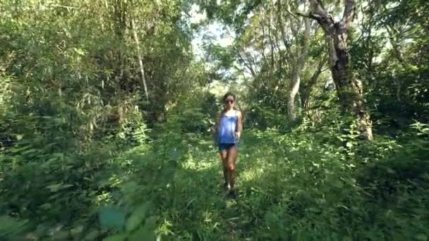 Jeune femme ludique dansant dans la jungle déstressant le week-end . — Video