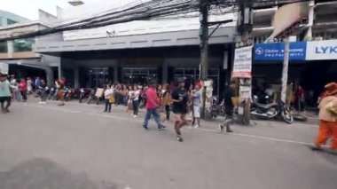 Dumaguete Şehri, Filipinler 10-18-2019: Fesitval dans caddesi geçit töreni.