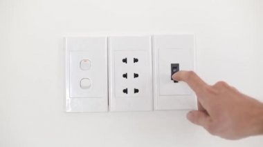 Mans Hand ışığı kapatır.