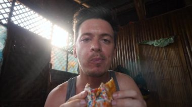 Kafkasyalı bir adam şekerli donut yemekten hoşlanır..