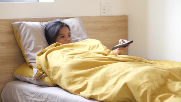 Азиатская женщина шокирована новостями о проверке температуры тела и кашля вируса . — стоковое видео