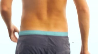 Yazın kısa süren seksi adam sahile doğru yürümeye hazır şnorkelle yüzmeye..