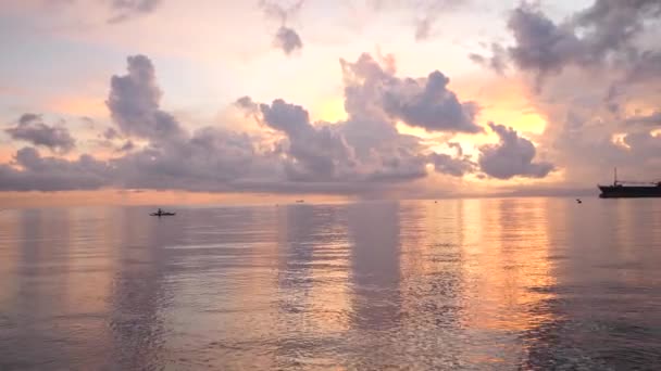 Lebendiger Sonnenaufgang mit Wolken und beleuchtetem ruhigem Wasser in einem Seehafen. — Stockvideo