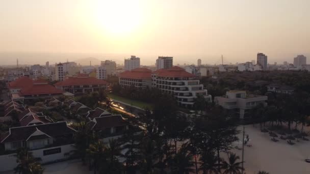 Imágenes de drones sobre hoteles y resorts de lujo en Da Nang, Vietnam . — Vídeo de stock