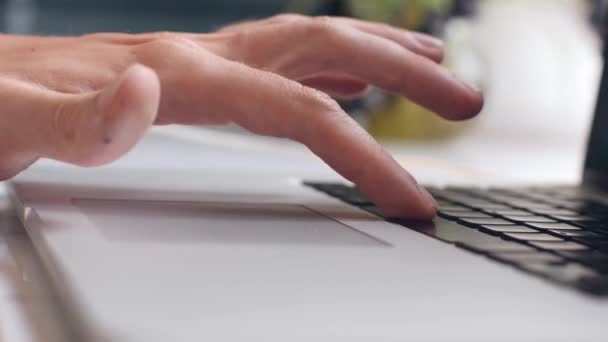 Mans finger trycka på mellanslagstangenten och rulla touch pad på en bärbar dator. — Stockvideo