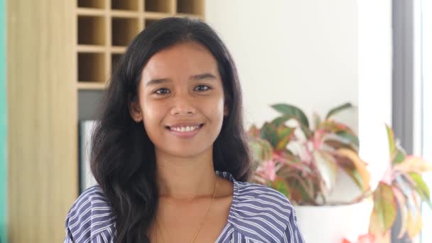 Mooie jonge aziatische vrouw met bruine huid, droog haar natuurlijke schoonheid zoete glimlach — Stockvideo