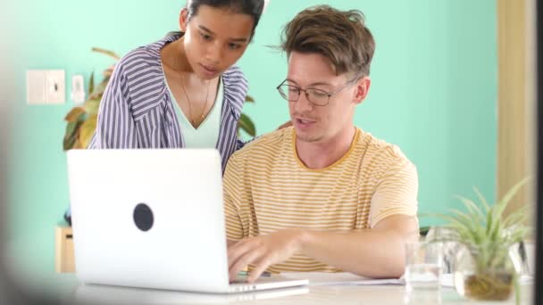 Confused man asking help from coworker in creative office. — Stock Video